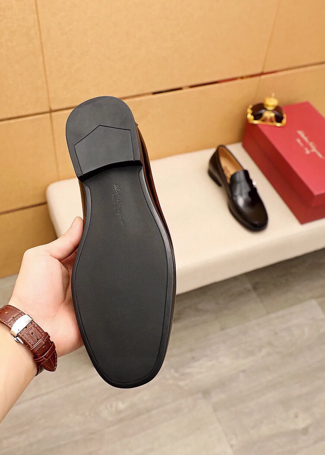 Men's shoes 💰480 💐 Product trademark: Ferragamo "Ferragamo" casual leather shoes Regular size: 38-44 (45🉑️customized) Product materials: Selected imported first-layer open-edge beaded cowhide leather upper + luxury hardware buckle, imported water-dyed cowhide leather lining. Strong three-dimensional visual effect, original outsole color: 4⃣️seed leather materials available